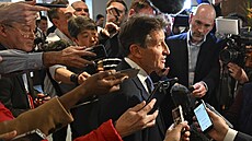 Sebastian Coe mezi noviná�i po neúsp�né kandidatu�e na post prezidenta MOV.