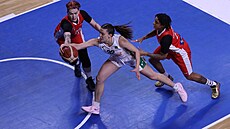 Stephanie Kostowiczová se natahuje po míi mezi dvma bránícími hrákami...