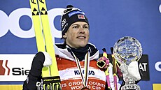 Johannes Hösflot Klaebo na stupních vítz po triumfu v Lahti.