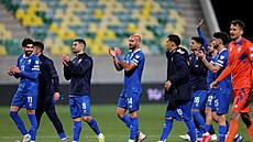 Kypertí fotbalisté dkují fanoukm po výhe nad San Marinem.