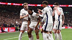 Angli�tí fotbalisté se radují z gólu Mylese Lewise-Skellyho (druhý zleva) proti...