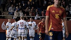 �e�tí fotbalisté do jedenadvaceti let se radují z gólu v p�ípravném duelu se...