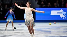 Americká krasobruslaka Alysa Liuová dkuje fanoukm po krátkém programu na MS.