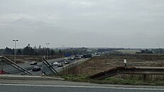 P�íjezd do Prahy blokuje na úrovni leti�t� porouchané vojenské vozidlo