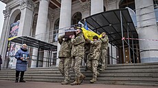 Poh�eb ukrajinského vojáka, který padl b�hem boj� v ruské Kurské oblasti. (27....