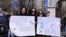 Demonstrace na podporu v�dy a proti �krt�m v oblasti vzd�lávání, ke kterým...