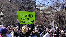 Demonstrace na podporu v�dy a proti �krt�m v oblasti vzd�lávání, ke kterým...