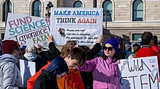 Demonstrace na podporu v�dy a proti �krt�m v oblasti vzd�lávání, ke kterým...