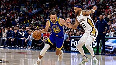 Stephen Curry (vlevo) z týmu Golden State obchází Bruceho Browna z New Orleans.