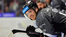 Karlovarský Tomá� Redlich sleduje d�ní na led� b�hem �tvrtého utkání...