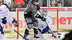 Ji�í �ernoch (vlevo) z Karlových Var� se sna�í zasáhnout puk p�ed branká�em...