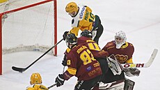 Vsetínský Radek Proke� posílá puk do jihlavské branky b�hem t�etího semifinále.