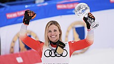 �výcarská ly�a�ka Lara Gutová-Behramiová slaví malý k�i��álový glóbus za...