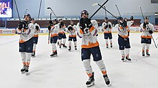 Hokejisté Litome�ic zdraví fanou�ky po t�etím semifinále první ligy proti Zlínu.