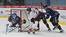 Pavel Kordule z Litom��ic zakon�uje b�hem t�etího semifinále první ligy proti...