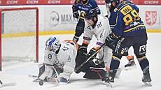 Branká� Litom��ic Martin Michajlov se sna�í skrýt kotou� p�ed zlínským Zde�kem...