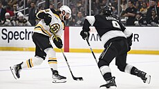 Pavel Zacha st�ílí p�es Drewa Doughtyho.