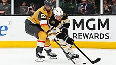 David Pastr�ák dr�í kotou� p�ed Keeganem Kolesarem.