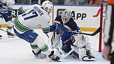 Filip Hronek p�ed Jordanem Binningtonem.