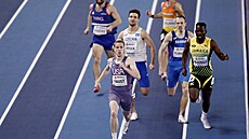 Mat�j Krsek dobíhá rozb�h na 400 metr�.