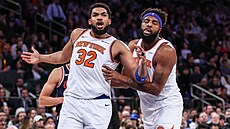 Karl-Anthony Towns a Mitchell Robinson v zápase Knicks.