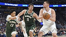 Nikola Joki� brán�ný Brookem Lopezem.