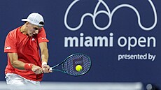 Jakub Men�ík hraje bekhend v prvním kole turnaje v Miami.