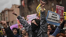 Turci protestují proti zat�ení istanbulského primátora Ekrema Imamoglua. Snímek...