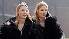 Mladé dívky v koiích se procházejí Moskvou. (13. bezna 2025)