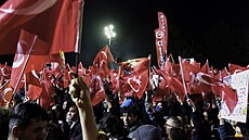 Turci protestují proti zatení istanbulského primátora Ekrema Imamoglua....