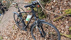 Mu� nechal své kolo nad vyhlídkou Baba poblí� Hluboké nad Vltavou.