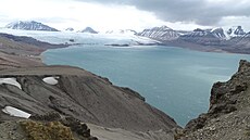 Pohled na ledovec Nordenskiolbreen v centrální �ásti souostroví Svalbard....