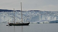 Expedi�ní jachta Ocean A p�ed �elem ledovcem Equp Sermia v západním Grónsku.