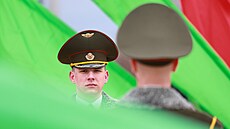 Vojáci estné stráe stojí na námstí Národní vlajky ped slavnostní inaugurací...