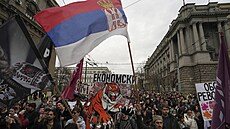 Tisíce lidí protestovaly v B�lehrad� proti developerskému projektu Trumpova...