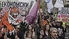 Tisíce lidí protestovaly v B�lehrad� proti developerskému projektu Trumpova...