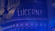 Zásah kv�li hlá�ené bomb� p�ed budovou Lucerny. (20. b�ezna 2025)