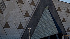 Ornamenty na fasád budovy odkazují na nedaleké starovké divy svta, egyptské...