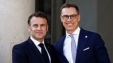 Prezident Finska Alexander Stubb s Emmanuelem Macronem v Pa�í�i na summitu o...