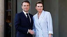 Francouzský prezident Emmanuel Macron vítá ú�astníky summitu o míru a...