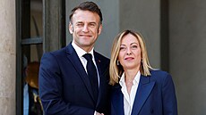 Francouzský prezident Emmanuel Macron vítá ú�astníky summitu o míru a...