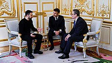 Volodymyr Zelenskyj, Emmanuel Macron a Keir Starmer na summitu o míru a...