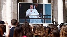 Poehnání papee Frantika sledovaly davy vících na velkoploné obrazovce ve...