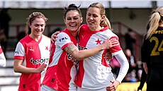 Kate�ina Svitková (vpravo) se spoluhrá�kou Martinou �urnovskou v zápase proti...