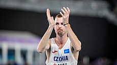 Zklamaný Jan �tefela d�kuje fanou�k�m ve finále HMS v Nankingu.