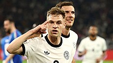 Hlavou, hraje se to hlavou. N�mecký kapitán Joshua Kimmich se raduje z gólu v...
