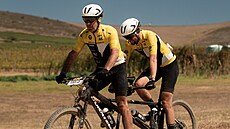 Závod nevidomý sportovec Ond�ej Zme�kal jede na tandemovém kole s Markem...