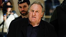 Gérard Depardieu pichází k soudu v Paíi (24. bezna 2025)
