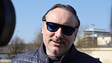 Marian Vojtko p�ichází na poslední rozlou�ení s Josefem Zímou v pra�ských...