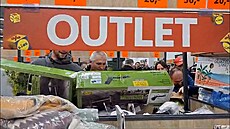 Tla�enice v outletovém centru Lidlu nekon�í, lidé je berou útokem